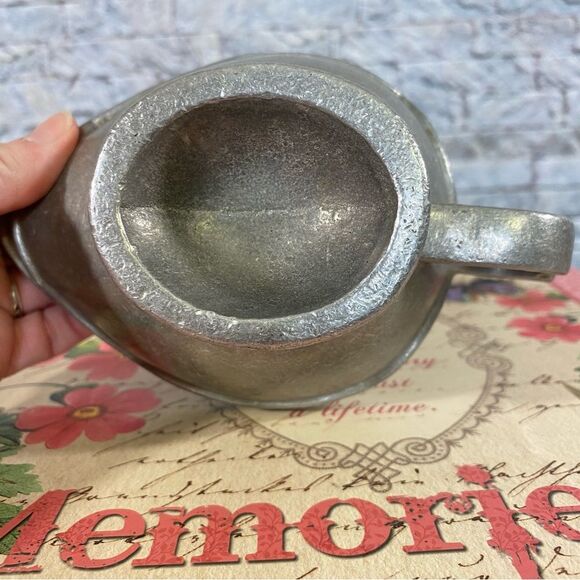 Vintage 1970s Pewter Gravy Boat Colonial Style Old World Viking Vibe - Picture 3 of 6